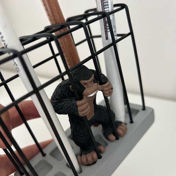 Gorilla pencil pen holder - Picture 4 of 4